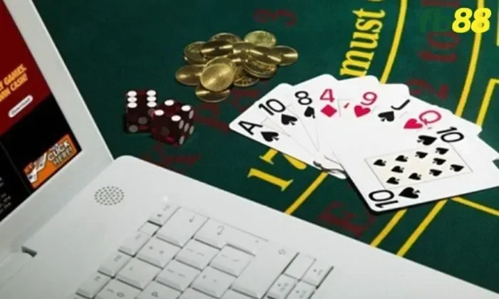 Mỗi người chơi sẽ nhận được 5 lá bài chia thành 2 phần