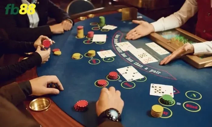 Trong Casino Hold'em FB88, quá trình chia bài diễn ra qua ba đợt
